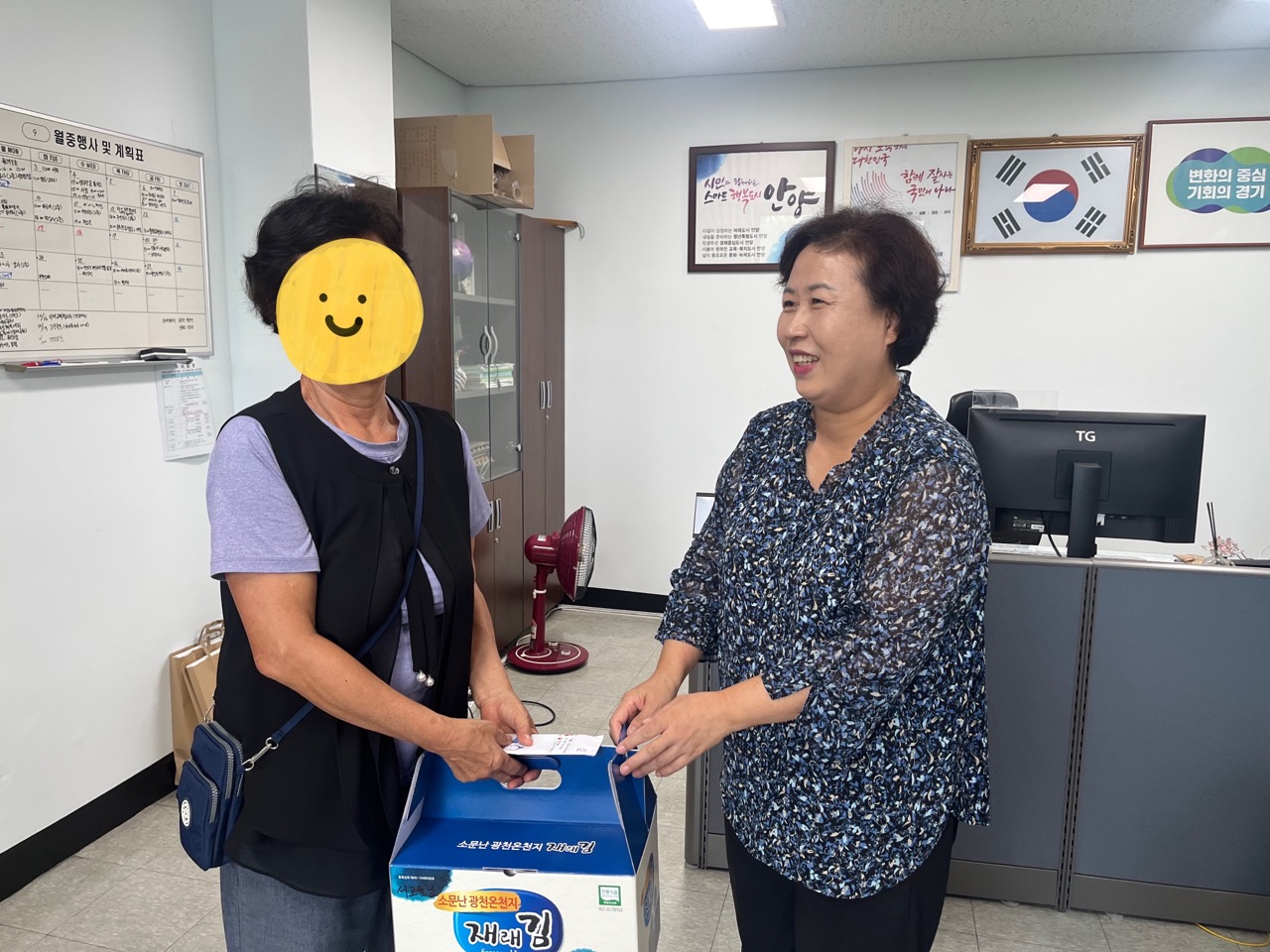 안양3동 주민자치위원회 서종화 고문, 온누리상품권 100만원·김 5박스 전달 이미지