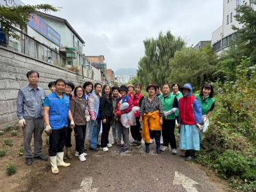 안양3동 주민자치위원회 등 4개 사회단체 수암천 산책로 화단 조성 이미지