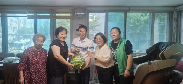 안양3동 주민자치위원회 말복 맞이 관내 경로당 수박전달 및 민생소쿠리 활동 이미지