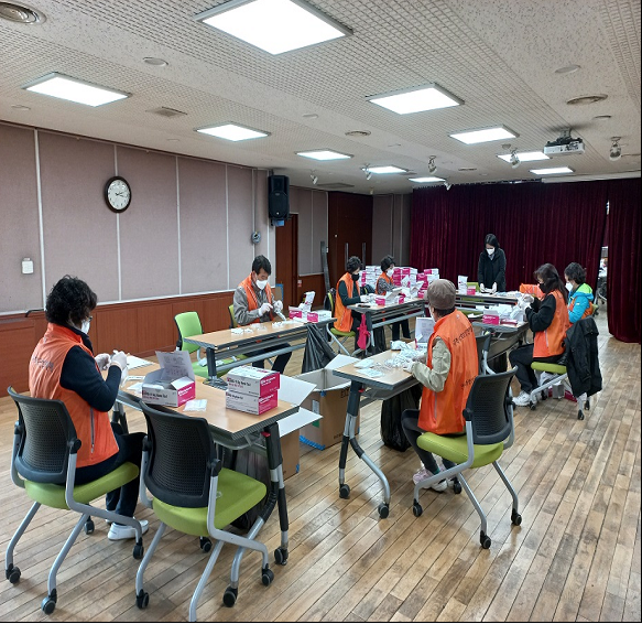 지역사회보장협의체, 신속항원검사키트 소분 작업 지원 이미지