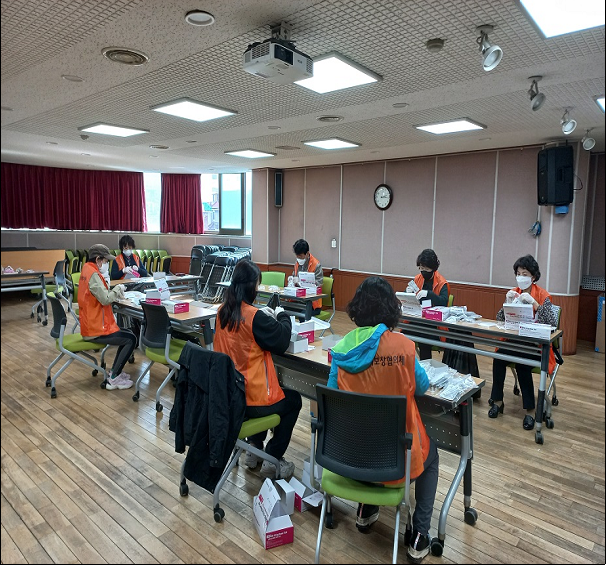 지역사회보장협의체, 신속항원검사키트 소분 작업 지원 이미지