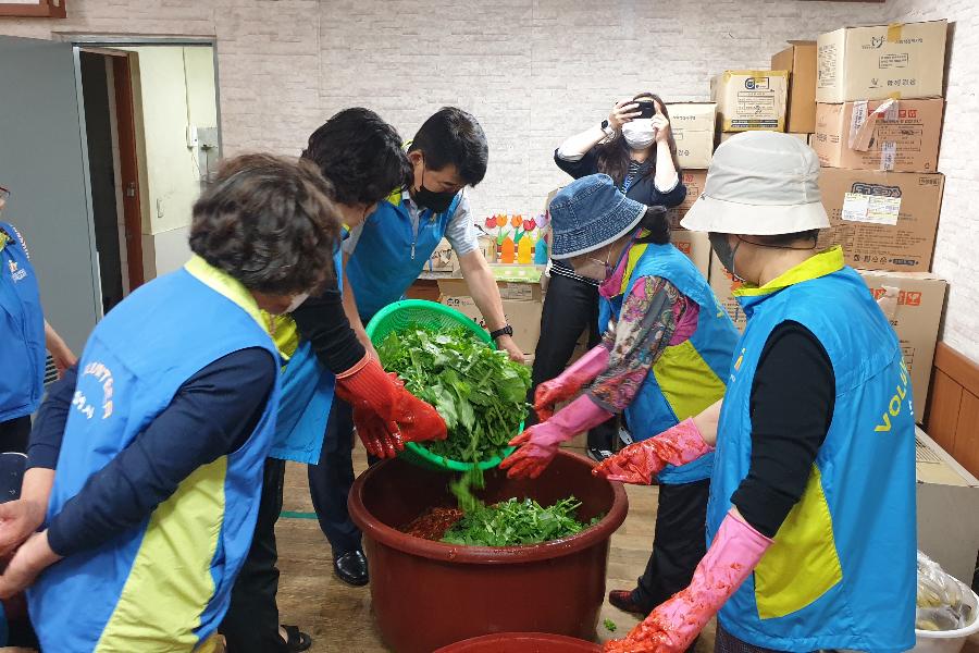 동 V-터전, 관내 경로당에 열무김치 및 오이지 지원 이미지