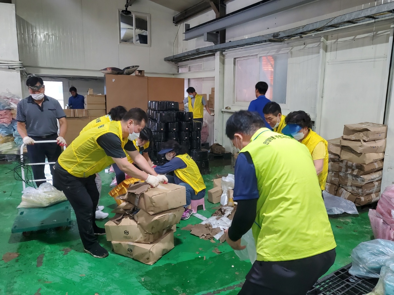 침수피해 지역 수해복구 봉사활동 이미지