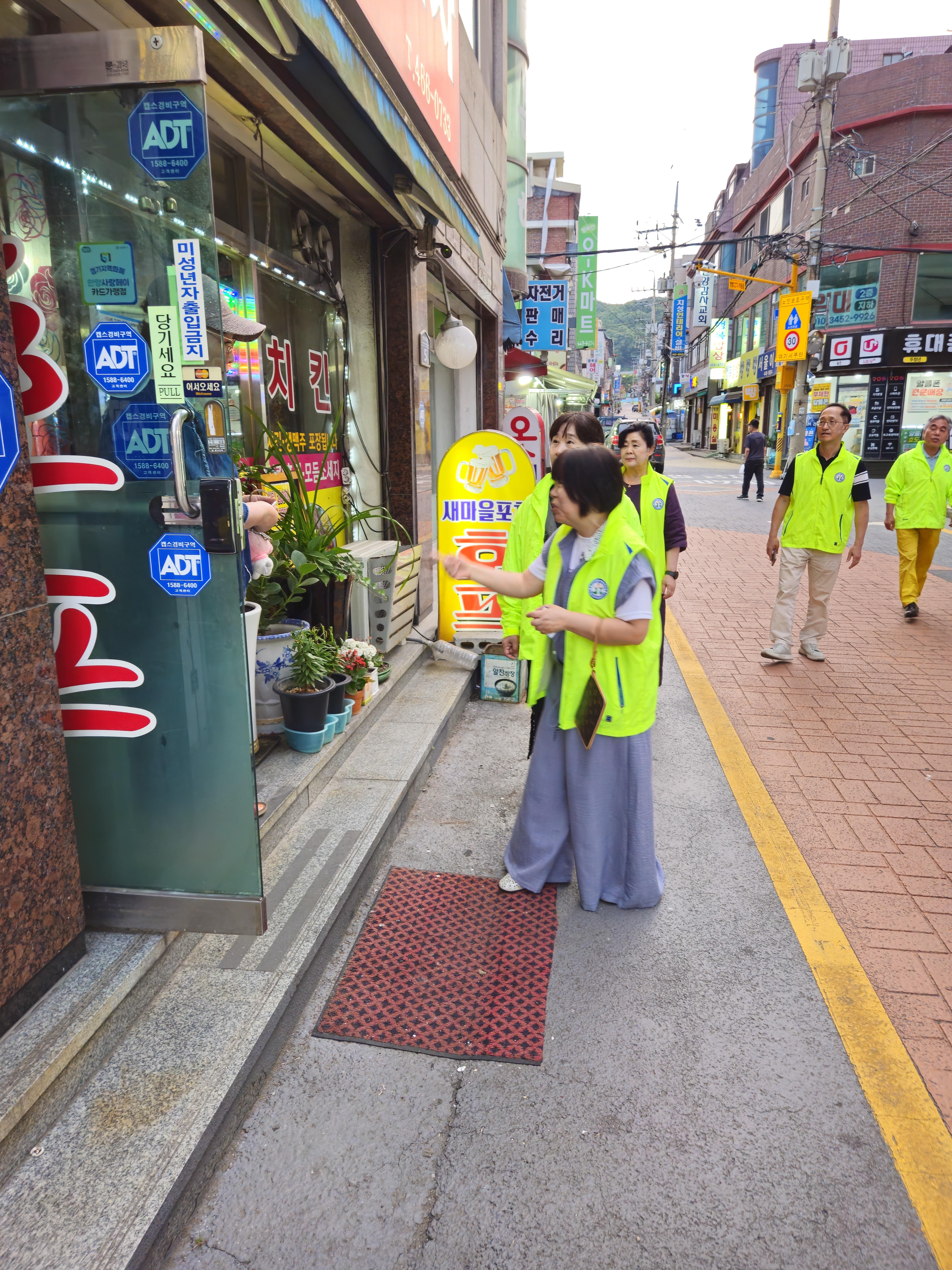 안양9동 청소년지도협의회 학교 주변 청소년 유해환경 캠페인 실시 이미지