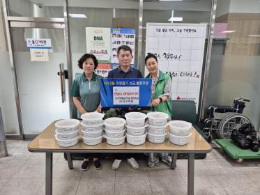 석수2동 새마을부녀회, 관내 저소득가정에 열무김치, 마늘종 장아찌 전달 이미지