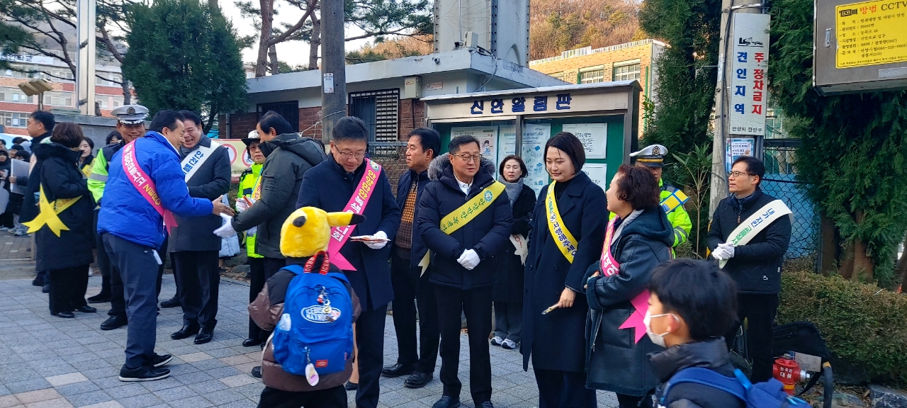 2025.12.02. 신안초교 교통안전캠페인 실시 이미지