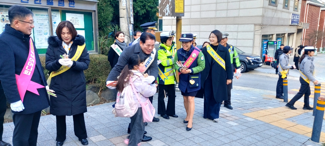 2025.12.02. 신안초교 교통안전캠페인 실시 이미지