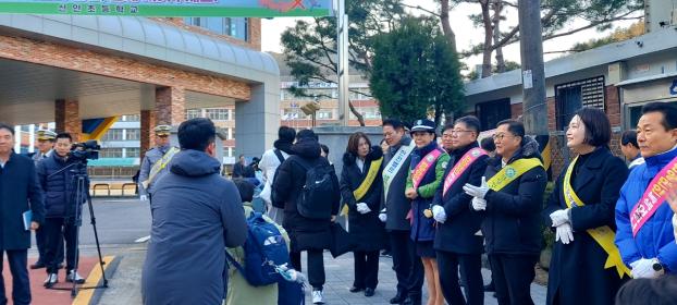 2025.12.02. 신안초교 교통안전캠페인 실시 이미지