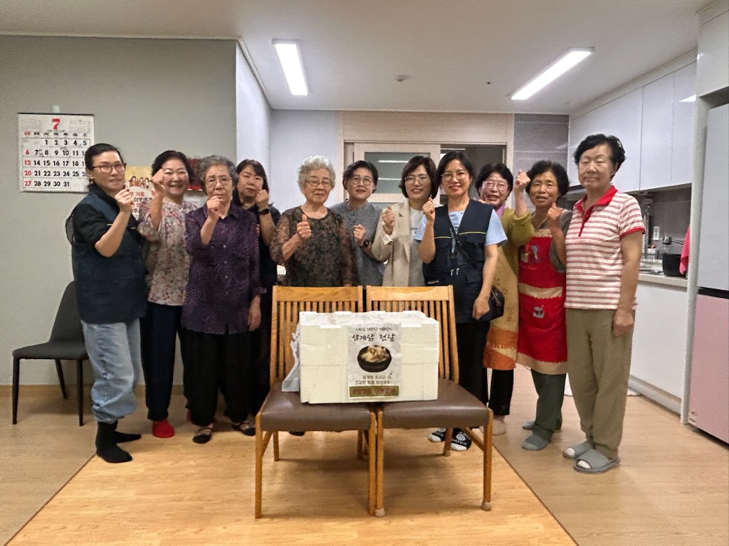 비산2동 주민자치위원회 초복맞이 ‘사랑의 삼계닭’ 전달 이미지