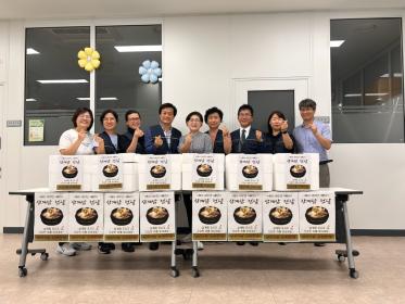 비산2동 주민자치위원회 초복맞이 ‘사랑의 삼계닭’ 전달 이미지