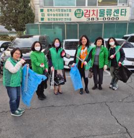 비산3동 새마을부녀회(회장 채성미) 공영주차장 및 주변 환경정화활동 전개 이미지