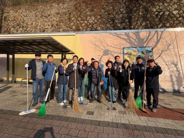 비산3동 체육회, 행복마을아파트 주변 옹벽 및 보도 물청소 실시 이미지
