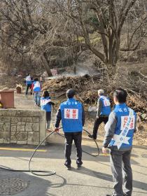 비산3동 사회단체장, 산불 취약 지역 예찰 활동 및 물 살포실시 이미지