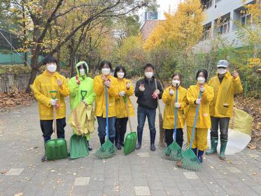행정복지센터 직원 ‘산책로 낙엽 수거’ 이미지