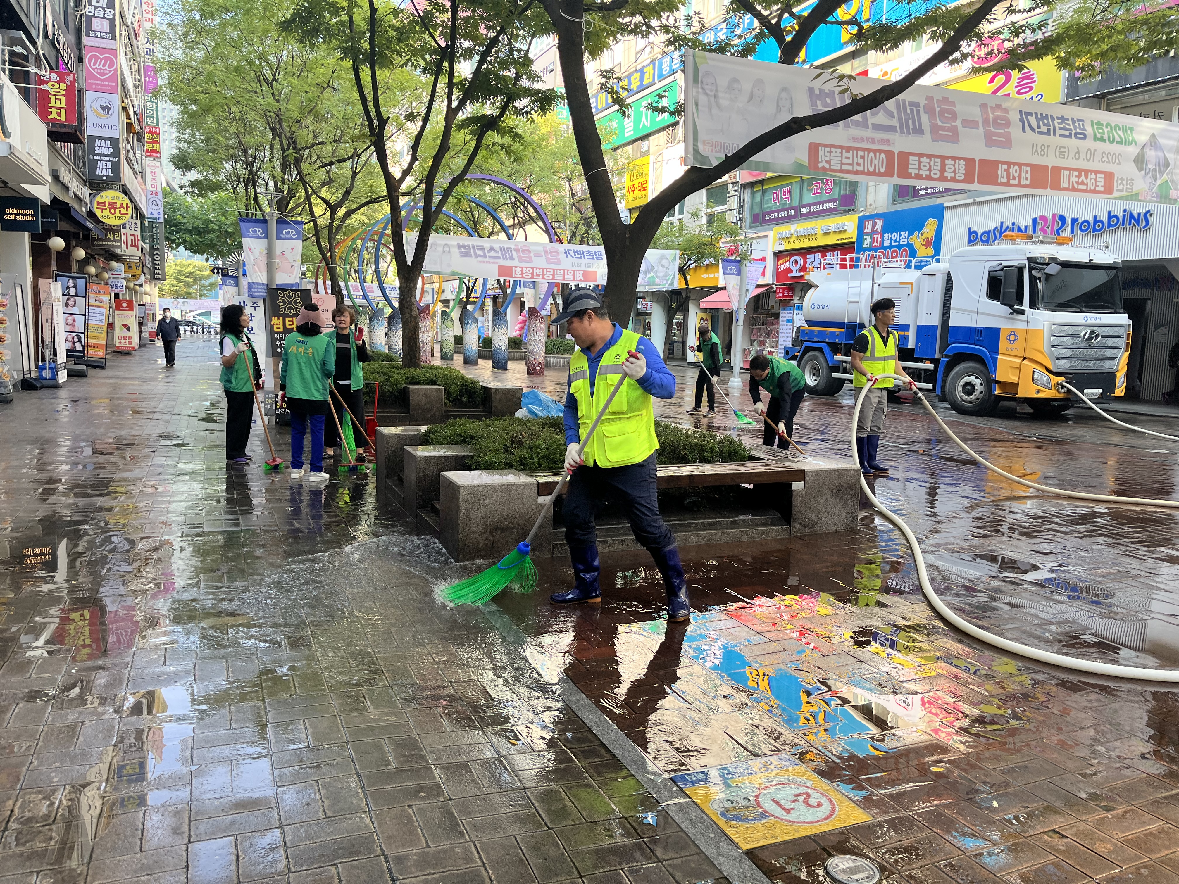 범계동 평촌1번가 문화의 거리 물청소 실시 이미지