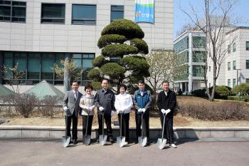2011.4.5 제11대 이순덕 동안구청장 기념식수 이미지