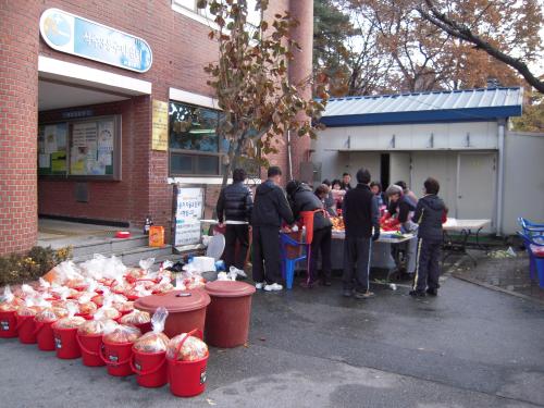 불우이웃돕기 김장담그기 행사 이미지
