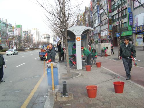 새봄맞이 국토대청결운동에 참여한 새마을부녀회 이미지