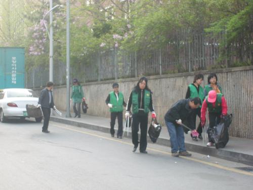 새마을대청소 참여한 새마을 부녀회원 이미지