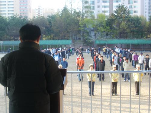 민방위비상소집훈련 참여한 대원들에게 임무설명하는 귀인동장님   이미지