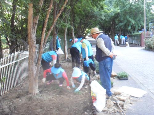 희망근로 작업현장(꽃길가꾸기) 이미지