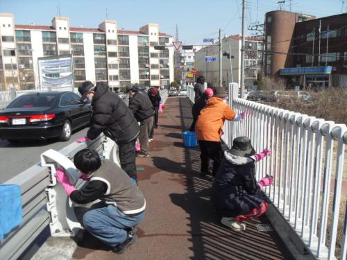 관양2동 지역공동체 일자리 사업(관양교 휀스 청소)  이미지