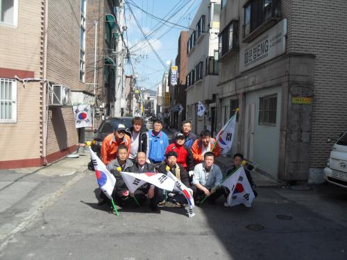 관양2동 자율방범대 태극기 달아주기 운동 전개 이미지