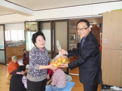 관양2동 관내 경로당에 홍시 전달  이미지