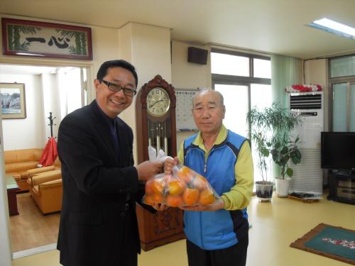 관양2동 관내 경로당에 홍시 전달  이미지