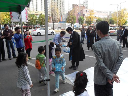 관양2동 현감 이태응 영세불망비와 어린이들의 기원  이미지