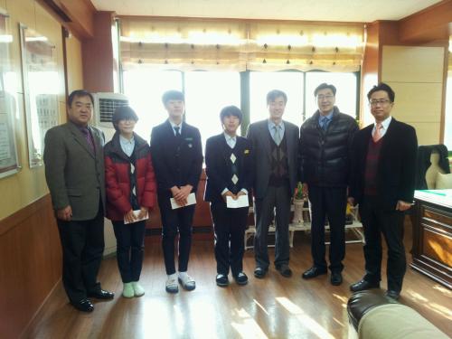 관양2동 주민자치위원회 장학금 전달 이미지