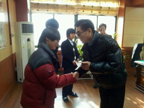 관양2동 주민자치위원회 장학금 전달 이미지