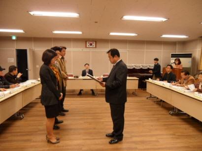 2013년 주민자치위원회 신규 위원 위촉장 수여 이미지