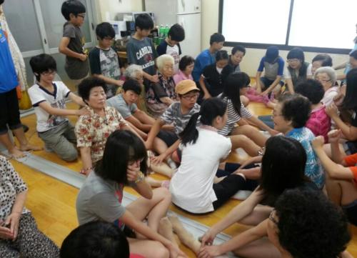 경로당 어르신 여름철 시원한 수박화채 만들어 드리기 이미지