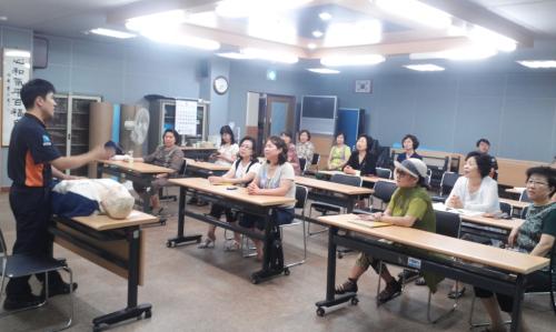 부흥동 프로그램수강생 및 관내 주민 대상 심폐소생술 실시 이미지