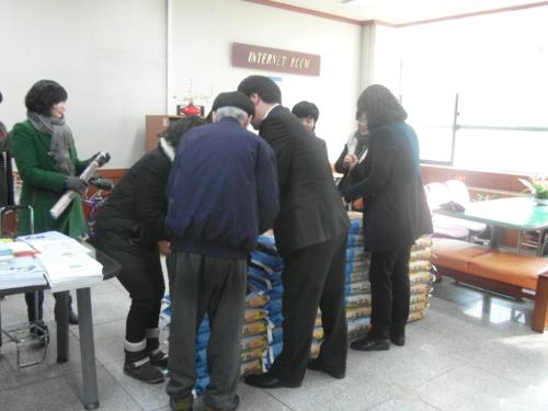 하나님의 교회 부흥동 어려웃 이웃에게 백미 전달 이미지