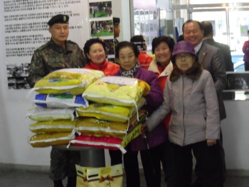 1113야공단(제1580부대) 양광호 주임원사 이웃돕기 백미 기탁 이미지