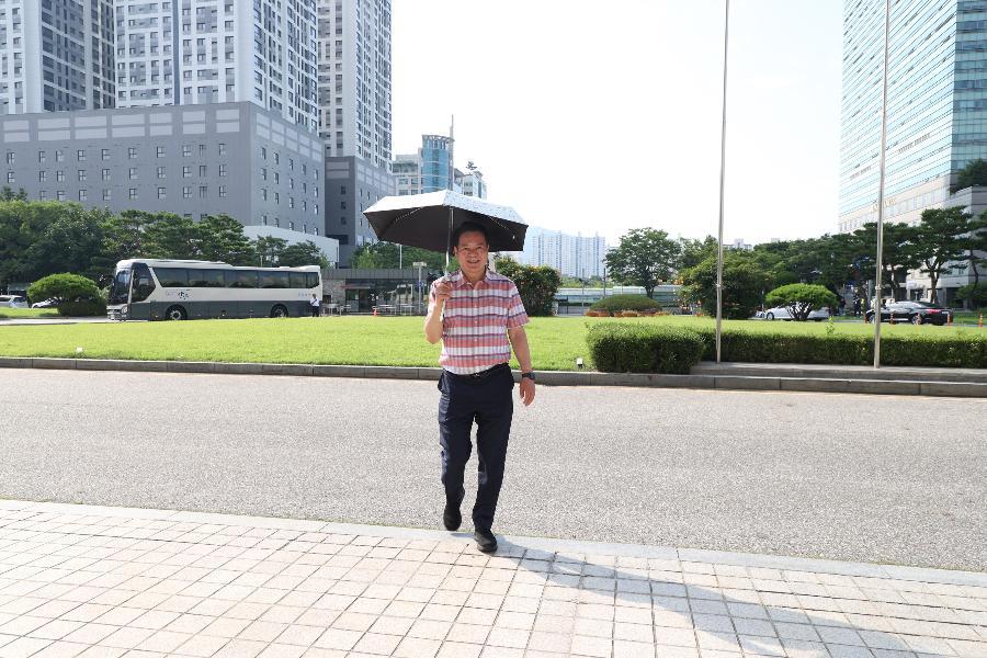 최대호 안양시장 '쿨맵시 데이' 양산쓰고 출근